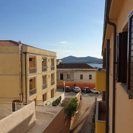 Apartment Capo Figari 9, Spazioso Nel Centro Di Con Terrazza, Wi-fi, Parcheggio Gratuito *